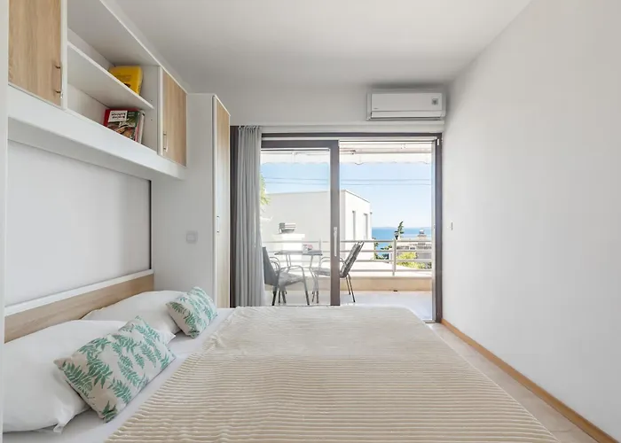 Enyoj Marjan, Beaches And View