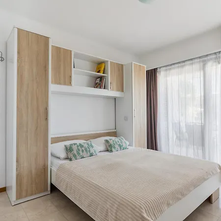 Enyoj Marjan, Beaches And View