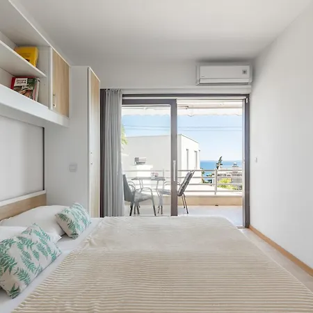 Enyoj Marjan, Beaches And View